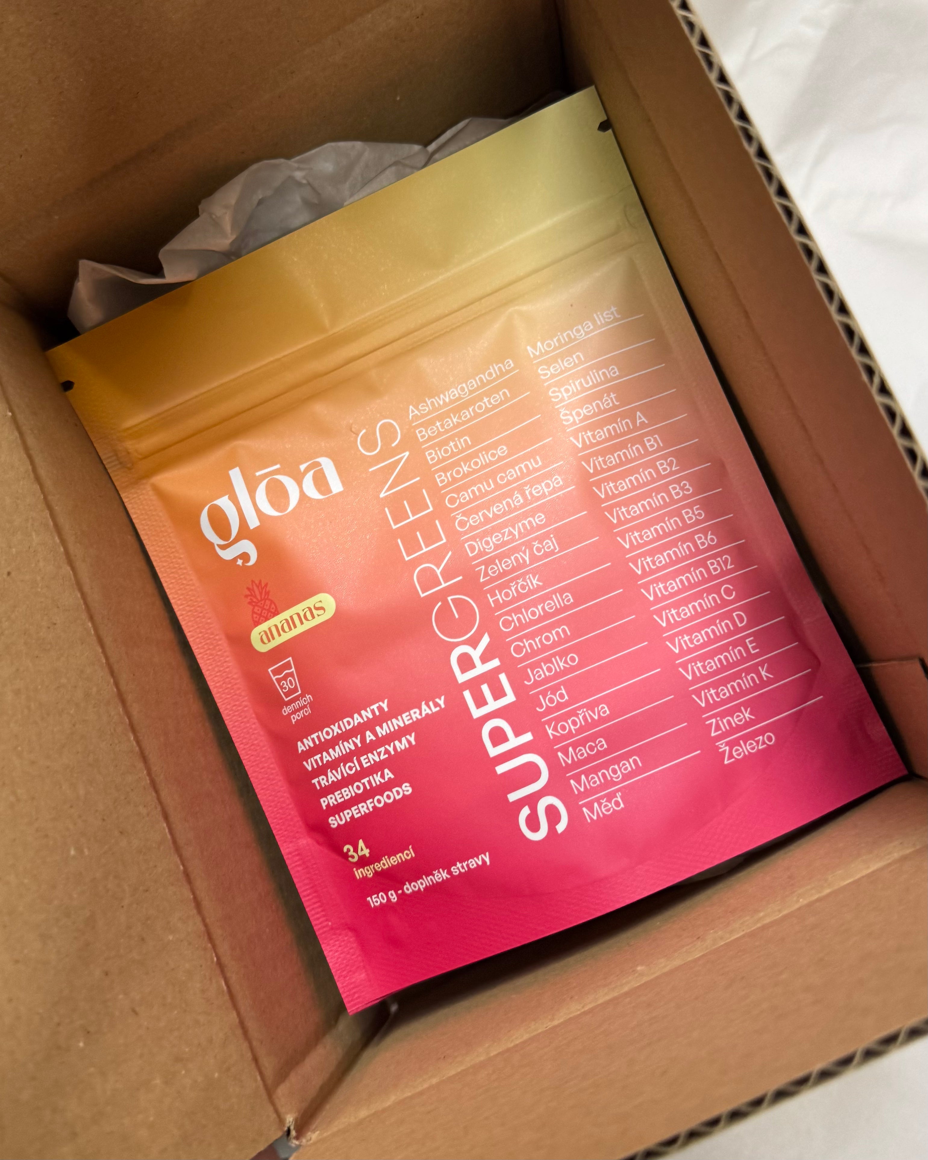 Balení Gloā Supergreens právě dorazilo – pohled do krabice s produktem připraveným k použití. Unboxing moment, který odstartuje vaši každodenní rutinu zdraví.