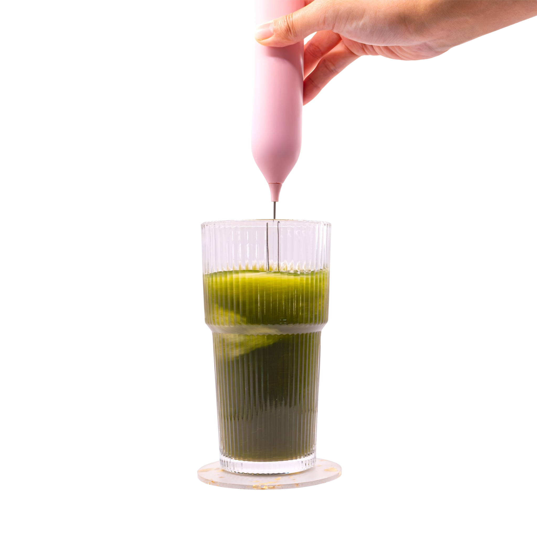 Druhý krok přípravy Gloā Supergreens – důkladně promíchat směs v 300 - 400 ml vody pomocí šlehače nebo mixéru pro hladkou konzistenci a perfektní chuť.