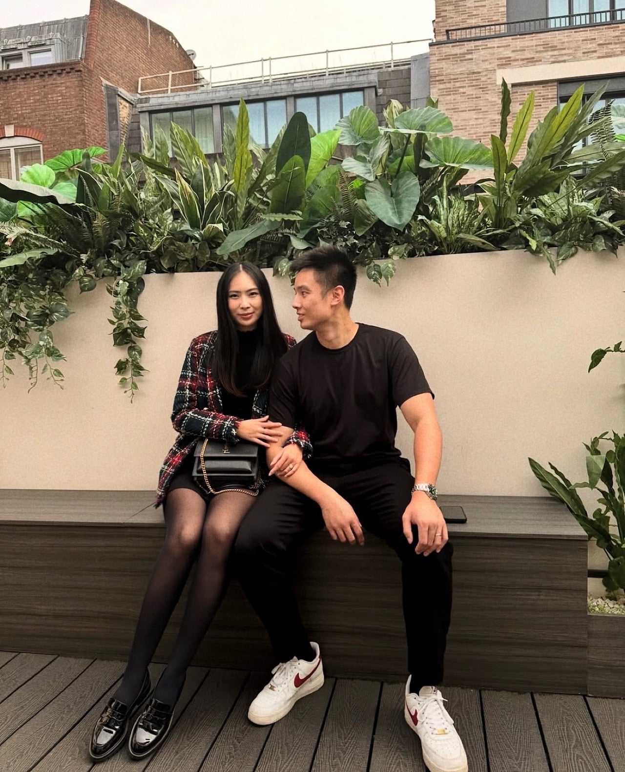 Pár sedící na střešní terase – glōa supergreens doplněk stravy pro zdraví a vitalitu žen